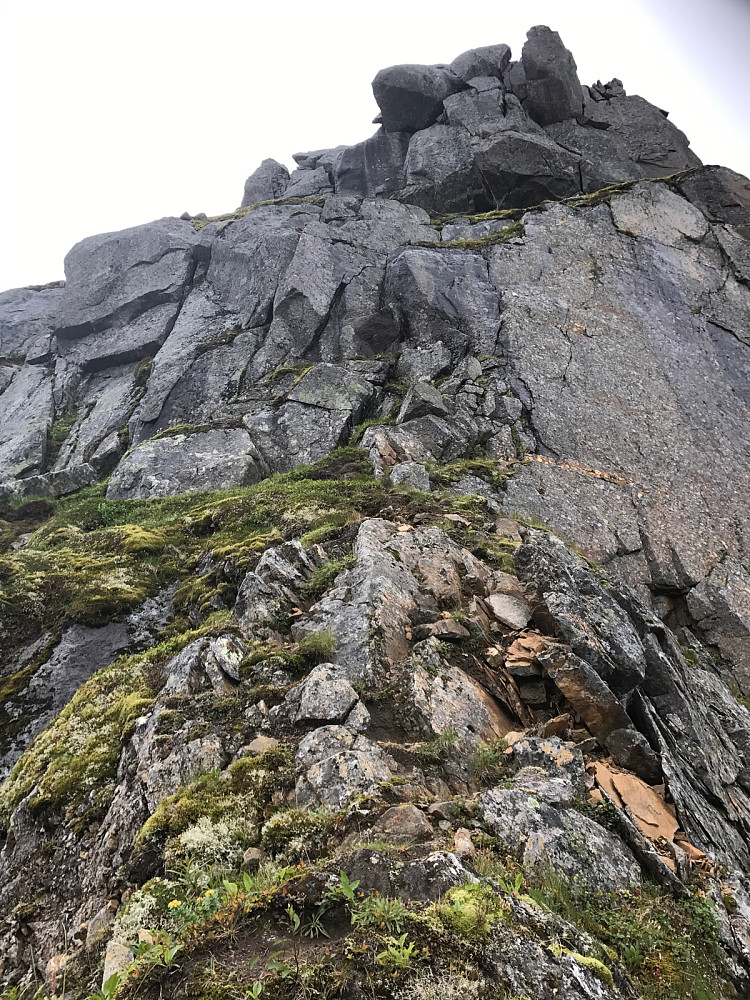 Innsteget sett fra punktet vi ankommer nordryggen. En av de mest luftige stedene på hele ruta men det kommer jo ikke frem på bildet..