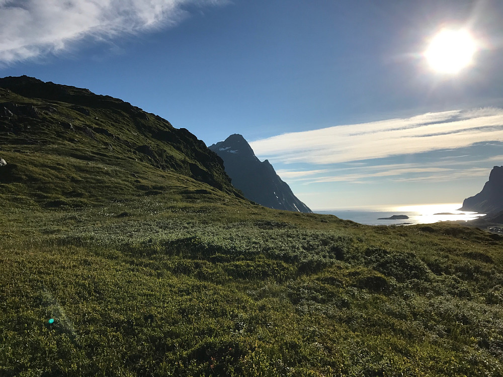 På veg om mot Eltofttuva åpner det seg en fantastisk utsikt mot bl.a. Himmeltind og Steinfjorden.