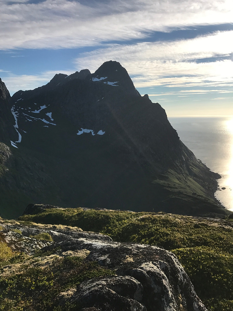 Ingen tvil om at det er Himmeltinden som er kongen her ute. Høyeste punkt ligger i midten der radaren så vidt kan skimtes.