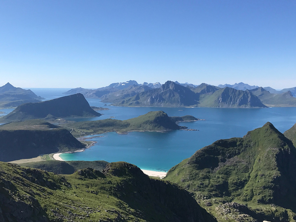 Enda høyere oppe får vi utsikt ned mot Hauklandstranda der det forøvrig var NM i strandvolleyball. Snakk om å være heldige med været. Gårdagens turmål Stjerntinden med sine mange tagger litt til venstre for midten.