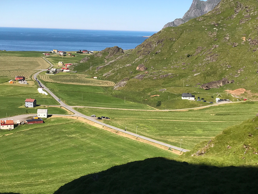 Da vi kom ned var parkeringen fyllt opp og det sto biler langsmed vegen. Men dette var ingenting i forhold til på Hauklandsiden av tunnellen der det glade kaos hersket.