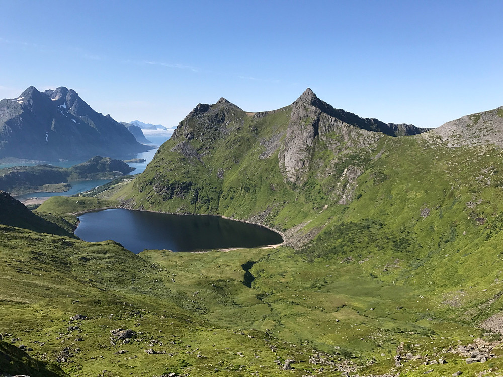 Fra Hunden ser vi ned til Skrådalsvatnet med Stjerntinden ruvende i bakgrunnen. Rett opp for vatnet ligger Saupstadtind til venstre og det andre Skrådalstind (584) til høyre. Tåka kan sees sørover også.