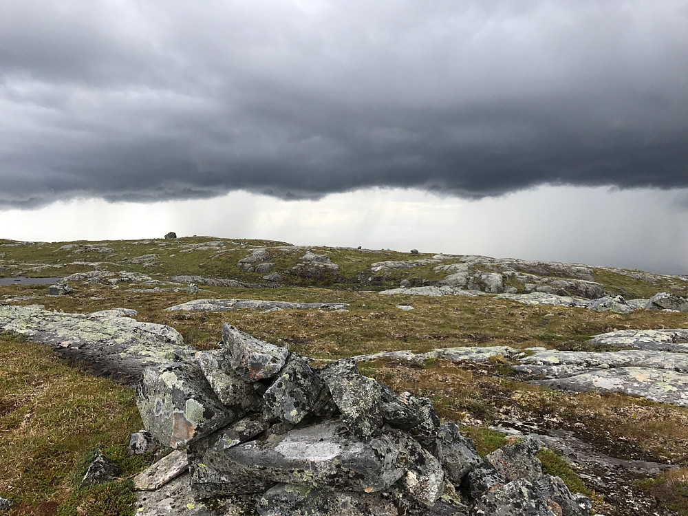 Sammenrast varde på Litlheimdalhaugen. Uværet i bakgrunnen er nå svært nær så her gjelder det å komme seg ned fra toppen.