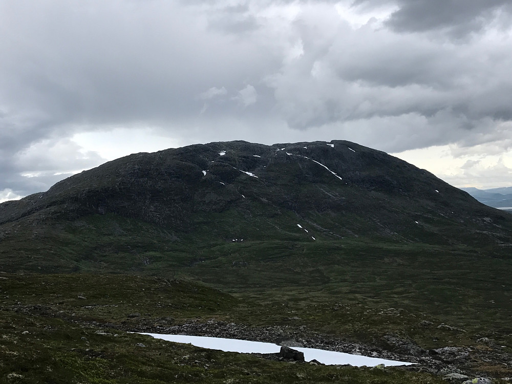 Heimdalhaugen sett fra lillebror i vest. Ikke noen haug i min målestokk.. heller et skikkelig fjell!