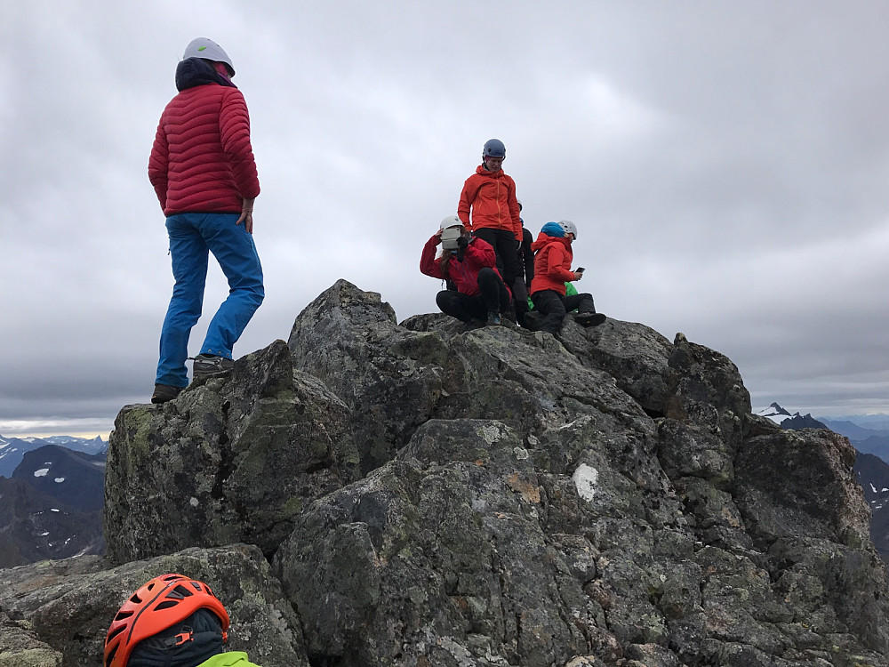 Mohns topp er relativt alpin og tilbyr strålende utsikt utover området.