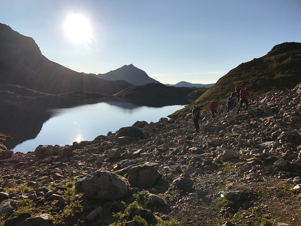 Sola begynner å bli lav når vi er trygt nede fra Mohns renne og kan senke skuldrene litt før den siste biten ned til bilene.