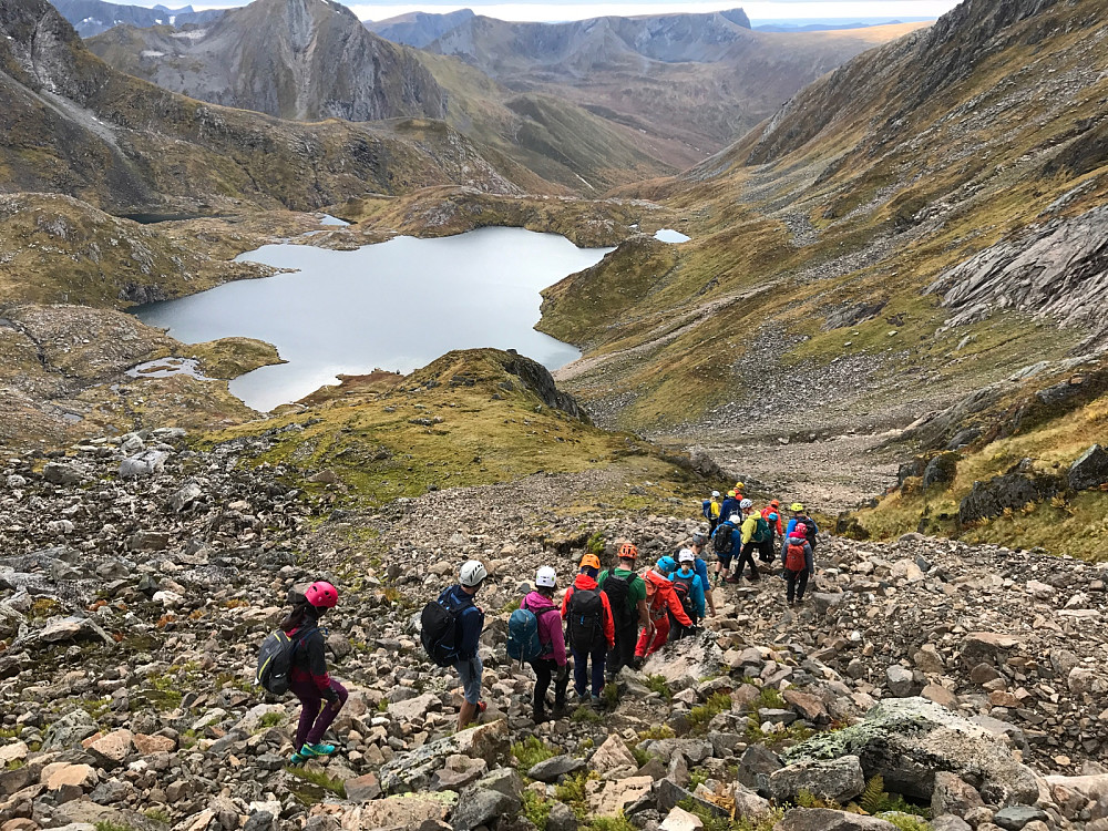 Peakbook på tur i lang lang rekke. Snart nede av Mohns renne for siste gang denne helga. Knærne holdt såvidt og forkjølelsen har overraskende nok vært på retur fra dag til dag!