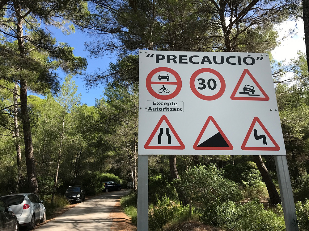 Skiltet der den asfalterte veien tar av. Dette betyr visst ikke at det er innkjøring forbudt... (ihht. lokale klatrere og klatreføreren)!