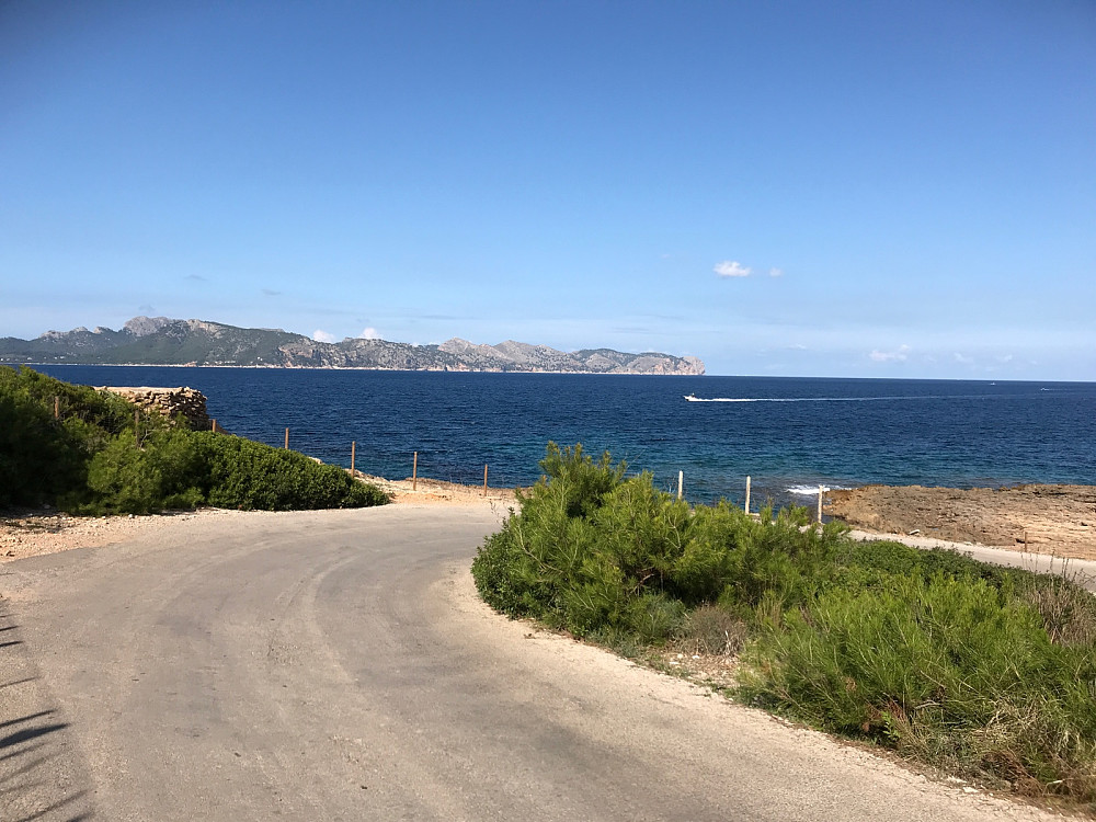 Flott utsikt over til Mallorca's nord/øst-kapp - Cap de Formentor - hele turen.