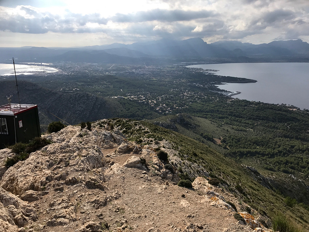 Opp på toppen av Taleia har vi god utstikt til bl.a. Alcudia til venstre og Polenta til høyre. Hotellet ligger litt inne på den tangen som stikker ut i bukta på høyre side av bildet.