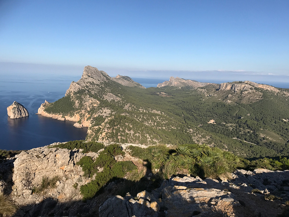 Utsikt fra toppen mot nordøst, ut mot Cap de Formentor.