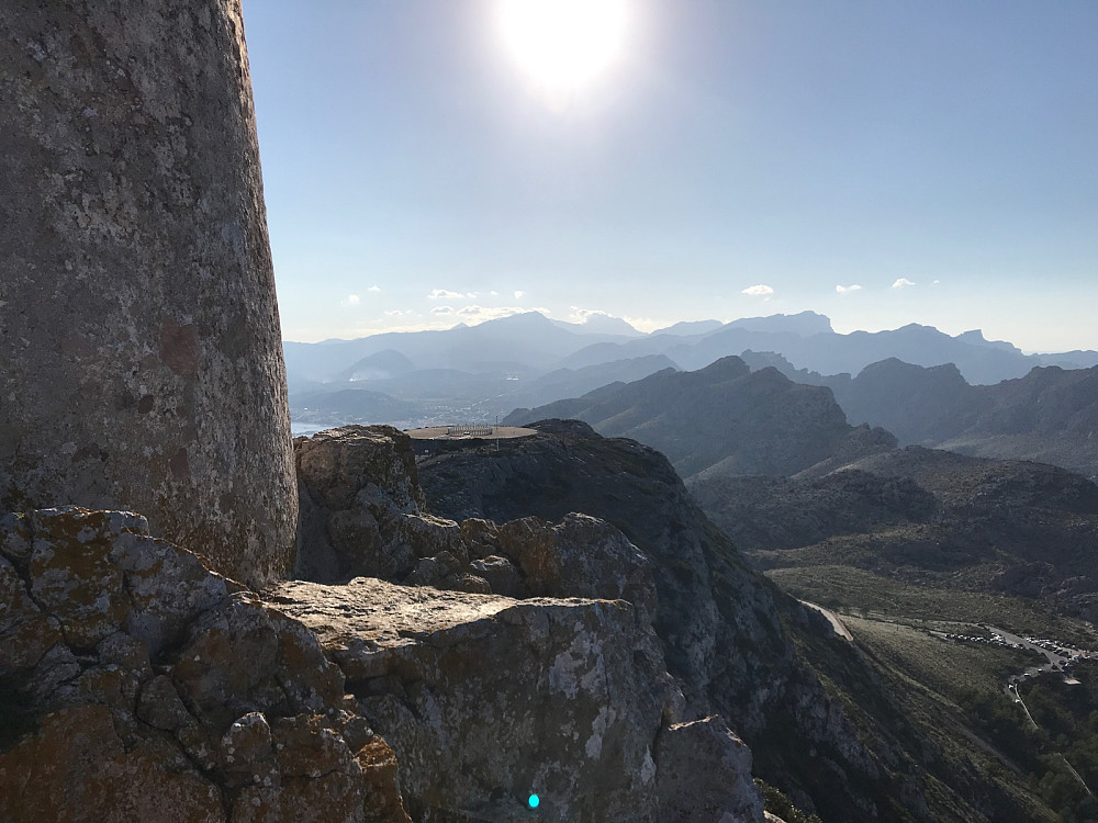 Utsikt mot sørvest med landingsplass for helikopter nærmest. Lengre bak sees de høyere fjellen på Mallorca. Muligens ses den alle høyeste Puig Major langt der bak.