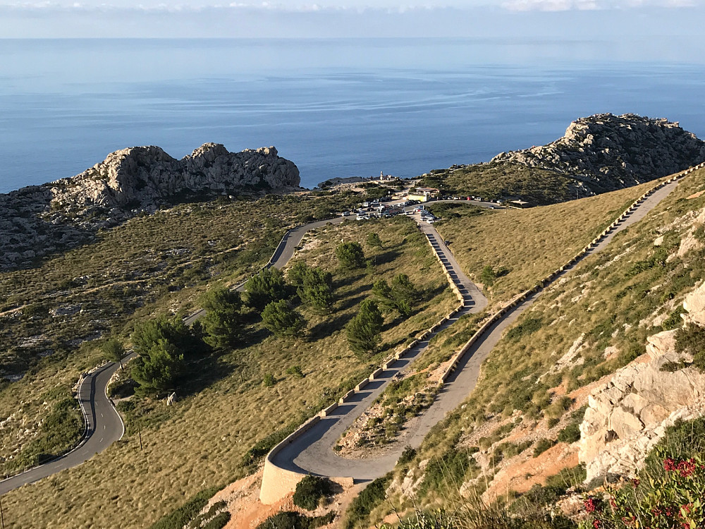 Straks nede på parkeringen igjen. Mirador es Colomer ut mot høyre og klatrefeltet La Creveta mot venstre.