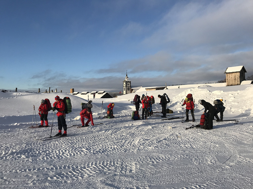 Vi kan endelig ta på skiene og starte turen fra Røros.