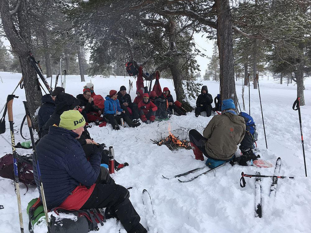 Femunden er krysset og det er tid for lunch med bål.