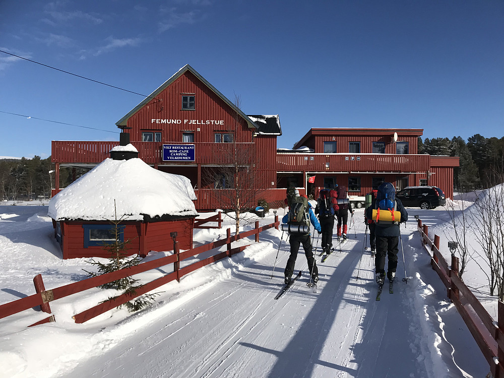 Turens endepunkt i Elgå. Noen tok seg råd til både kaffe og dobesøk på Fjellstua. Har du ikke kontanter her legger de på 25 kr på prisen!