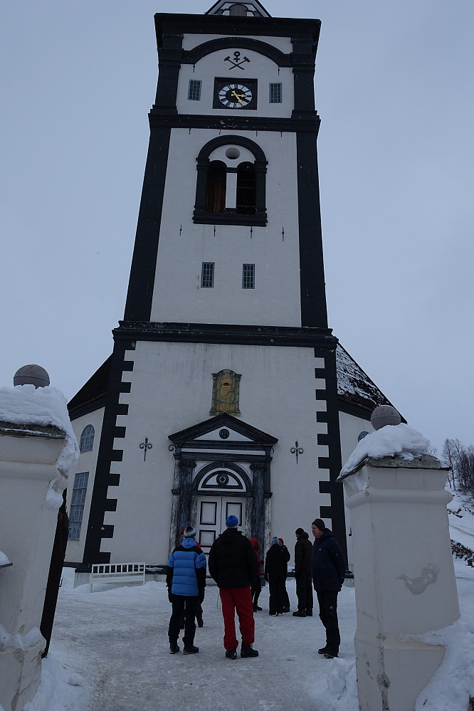 Dagen før turen startet hadde vi guidet historisk vandring i Røros. Her ved Bergstadens Ziir.