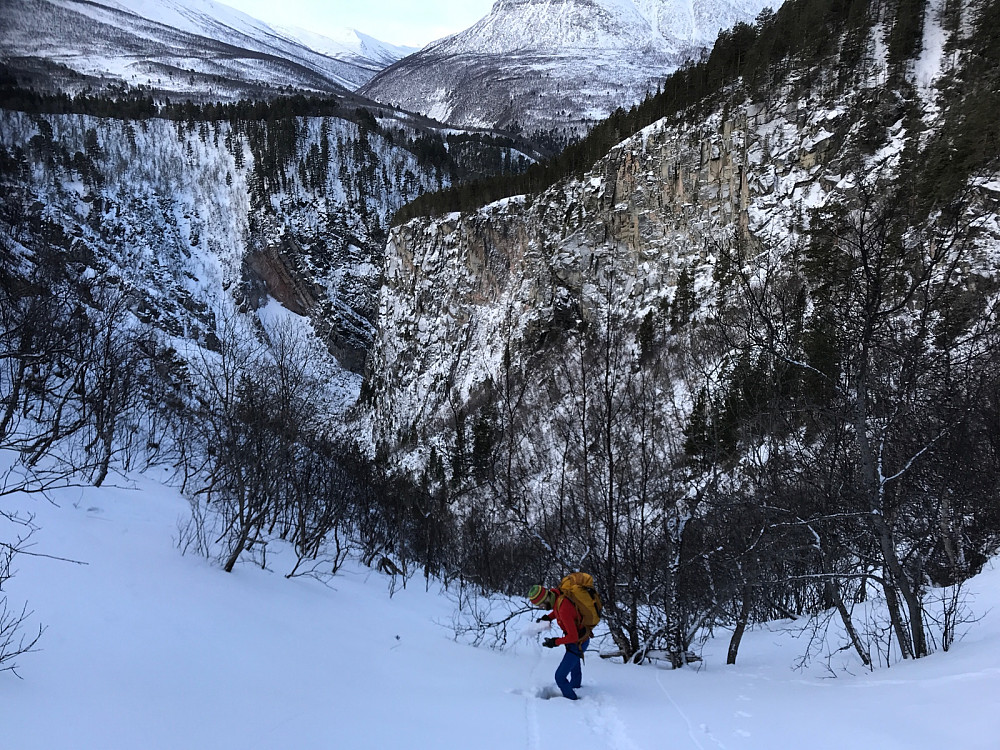 Skiutstyret er satt igjen og vi er på tur ned renna mot fossen. NB! Skredutsatt ved ugunstige forhold!