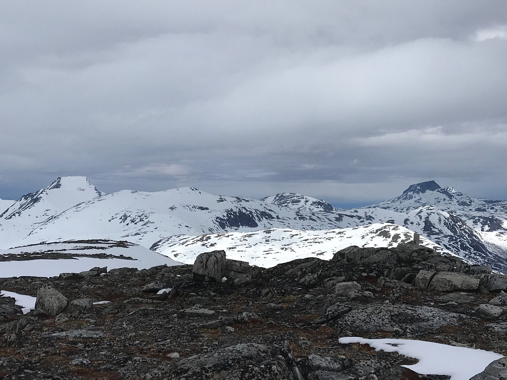 Flott utsikt fra Hyttdalskamben. Her nordover i Trollheimen med Neådalssnota til venstre og Snota til høyre.