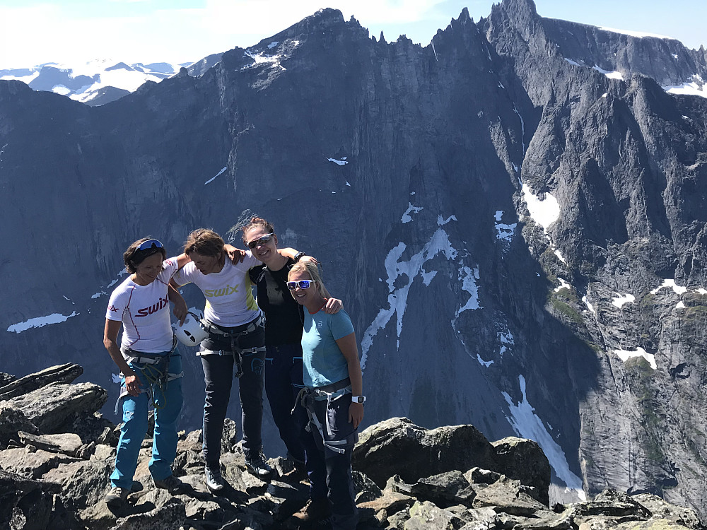 Fire spreke damer på toppen. Trollveggen er helt OK bakgrunn..