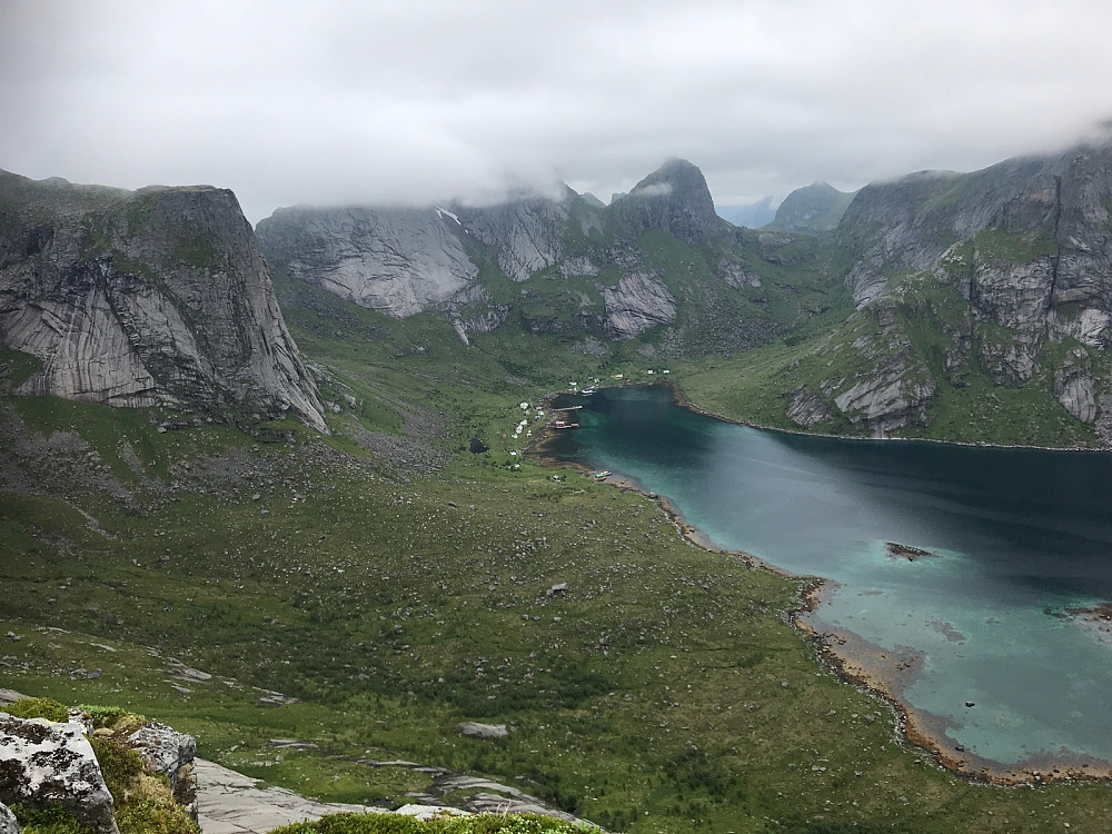 Fra toppryggen til Helvetesrinden er det god utsikt i mange retninger. Her ned mot idylliske Kjerkfjorden.