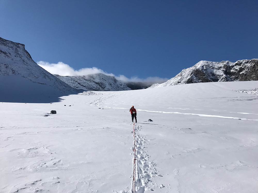 Vi har kommet i gang med den tunge turen oppover breen. Uten snø er dette trolig veldig grei og lettgått blåis.