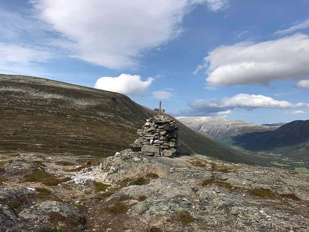 Toppvarden på Sæterhaugen med Sæthøa til venstre og Snydda bak til høyre.
