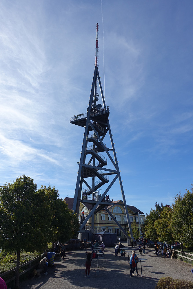 Utkikkstårn (2 CHF), restaurant og div. antenner på toppen.