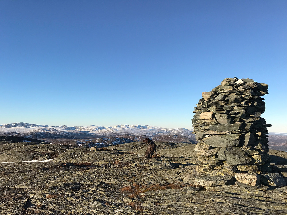Svær varde på Trollhøtta Øst. Kjente og kjære topper i Trollheimen i bakgrunnen.