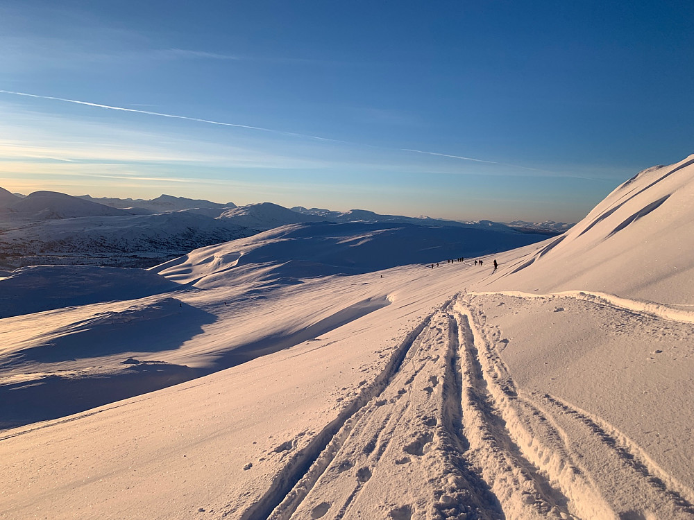 Vi holder god avstand til terrengfella over Eltjønnbergvatnet. Snota litt til venstre for midten av horisonten.