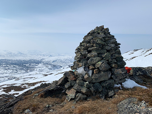 Stor varde nede i fjellsiden. Geocache i nærheten for de som er ute etter slikt.