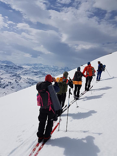 "Der ser vi Innerdalstårnet, Tårnfjell og Tåga, med Skarfjell og selveste Store Trolla bak. Jada, Store Trolla er høyest i Trollheimen. Neida, Blåhø er ikke på topp-10 engang. Joda, det er helt sant! Vi kan se på kartet i kveld."