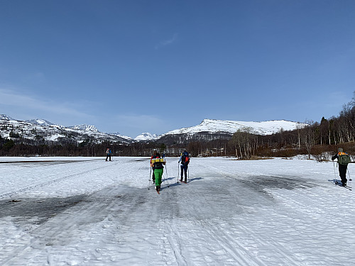 Med dagens turmål i sikte på variabelt skiføre innover fra Stolia.