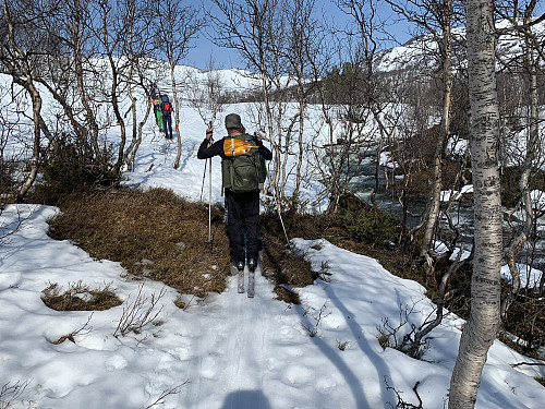 Typisk vårskitur langs ei smeltestor Lona.