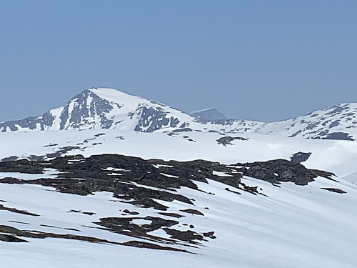 Gårdagens turmål kommer etterhvert til syne. Snotas sørvegg stikker opp til høyre.