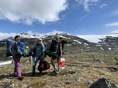 Jentutten på tur hjem og da går vi selvsagt bare én tur til bilen. :) Sommeren er tilbake og snøen er nesten borte igjen.