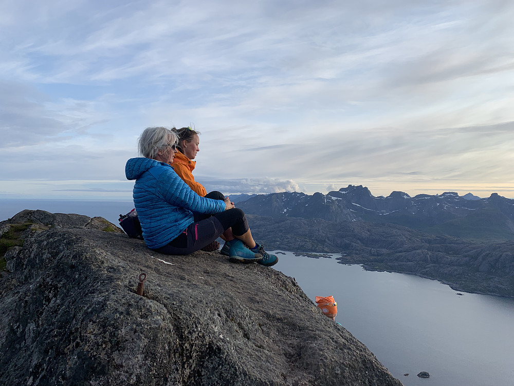 Mor & datter nyter sola på toppkrona. Stjerntind-massivet dominere i bakgrunnen, mens linselusa var i overkant ivrig med å komme seg opp...