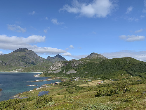 TIlbakeblikk på Holandsmelen med Himmeltindan og Ristinden bak.
