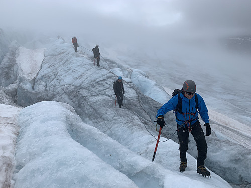 Ett stort taulag første dag på breen.