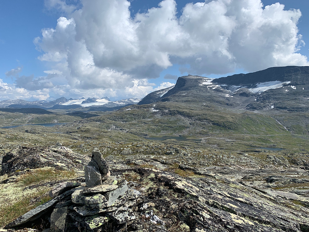 Liten varde på toppen men utsikten er storslagen.