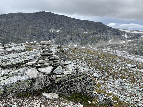 Dagens første topp er i boks. Det har begynt å regne men fortsatt relativt stille før stormen.Blåhøa i bakgrunnen.