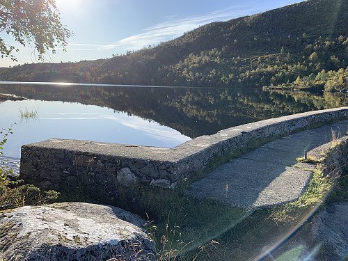 Idyllisk oppe ved Langevatnet. Lav morgensol og dugg som fordamper i landskapet.