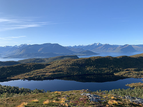 Stien fra demningen og et stykke oppover fjellet var svært bløt, men en storslagen utsikt mot Langevatnet med Molladalsfjell i bakgrunnen gjorde at gjørme og søle ble fort glemt.