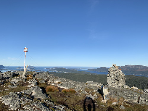 75 meter mot NØ ligger toppen av fjellet. Her var det varde, toppbok og et solid trigmerke.
