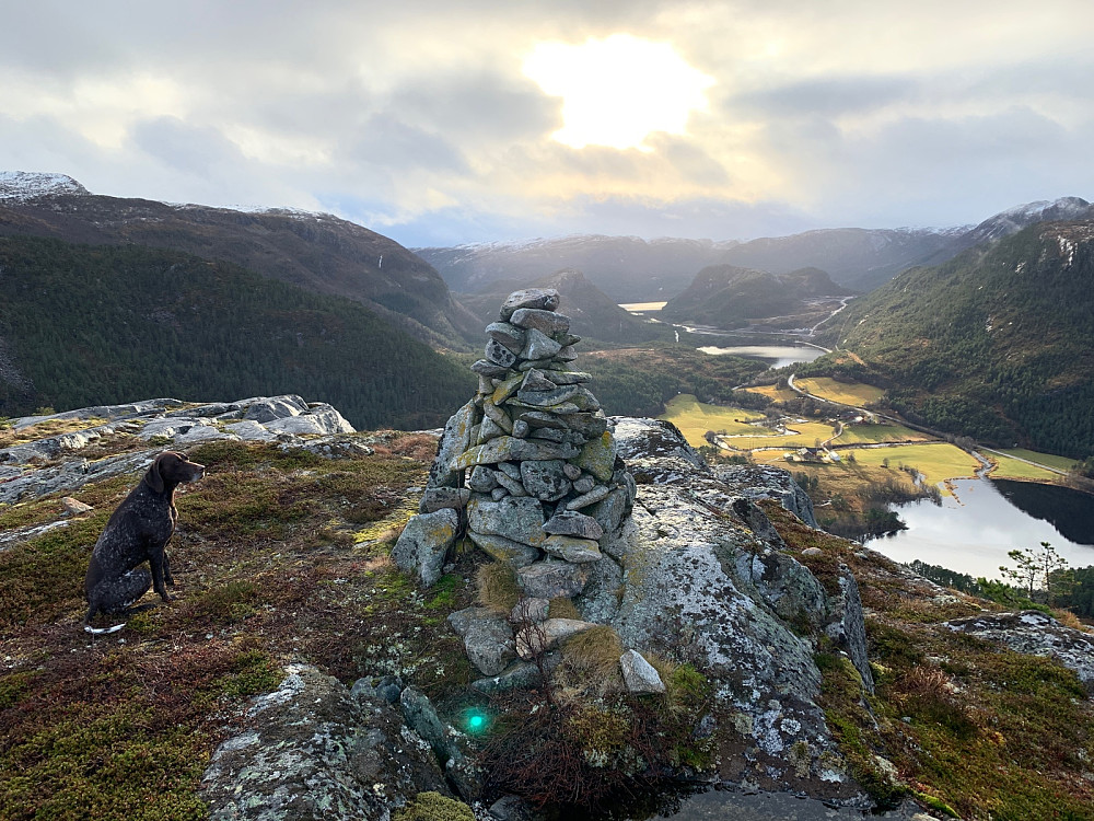 Utsikt sørover mot bl.a. Almfjellet som har noen veldig spennende fosser hengende mot nordvest (isklatrekandidater!).