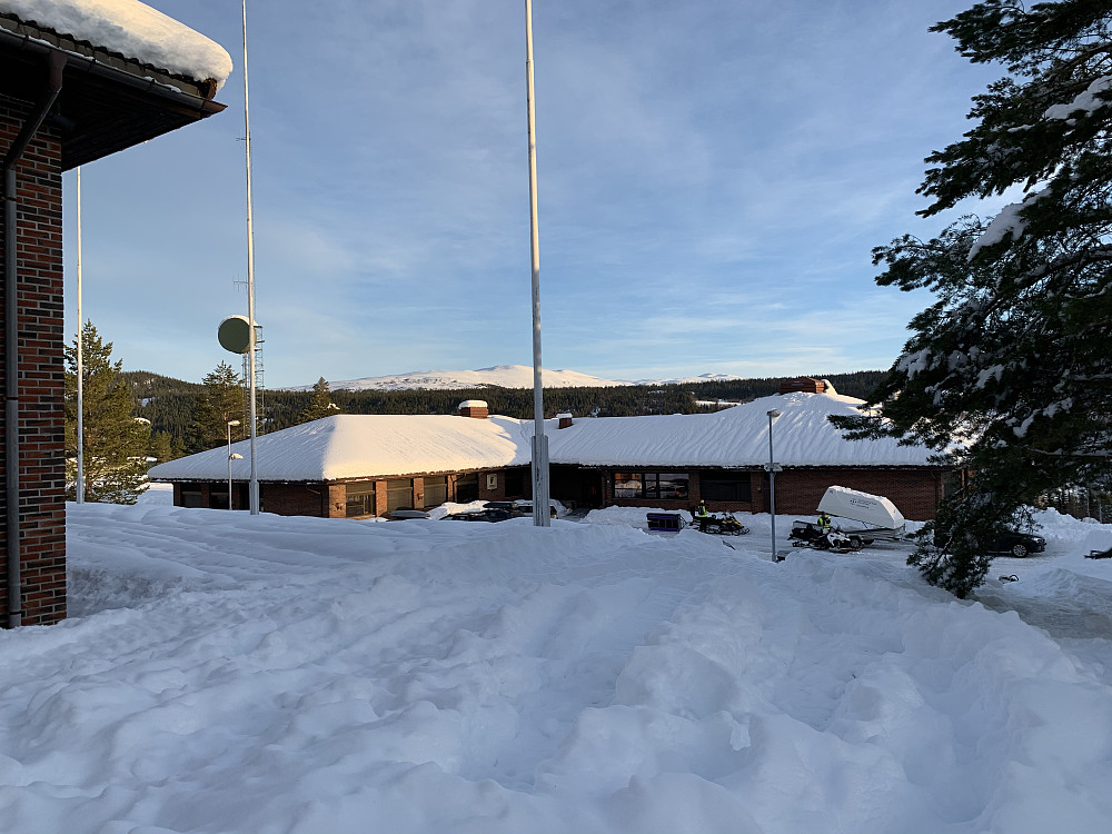 Hovedbygget i leiren med Tverråfjellet bak.