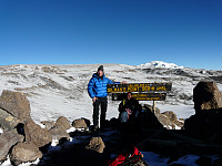 Kort fotostopp før grusbakken ned til Kibo.