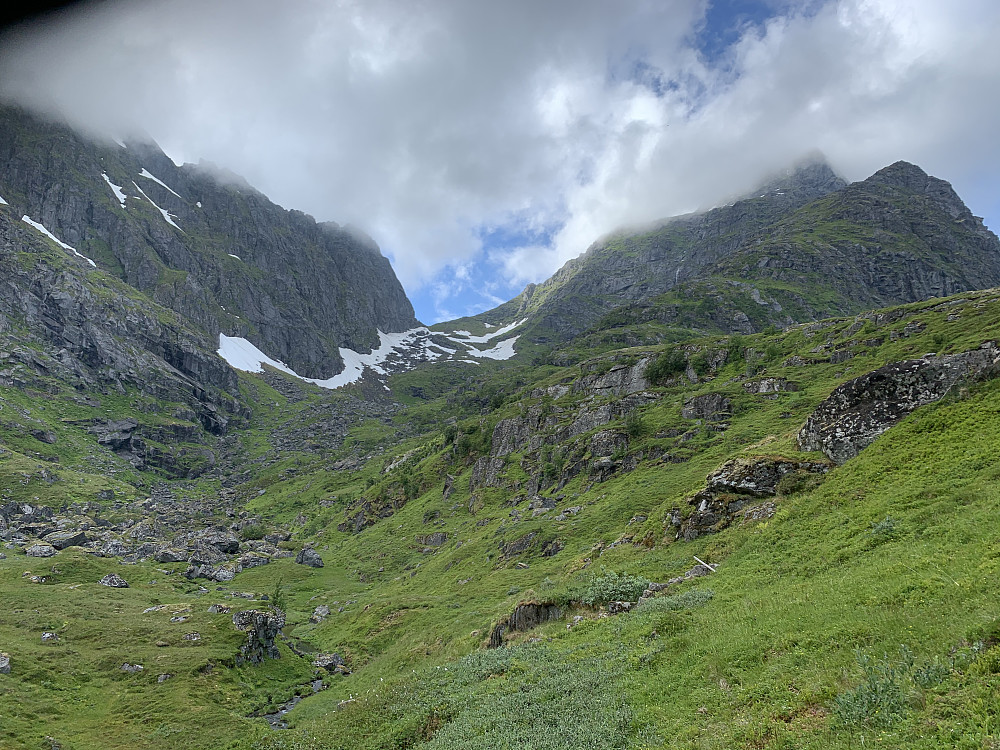 Dalen opp til Storskardet. Ruta følger gressryggen på skrå mot høyre.