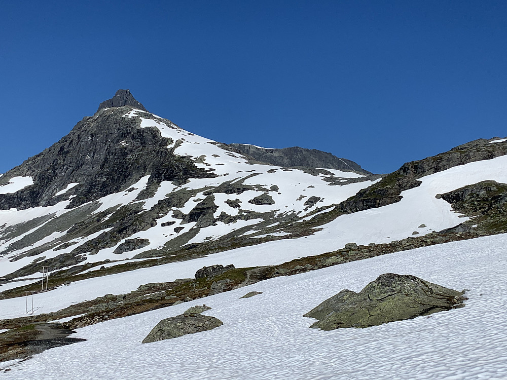 Mye snø i fjellet. Her fra bakkene opp mot breen.