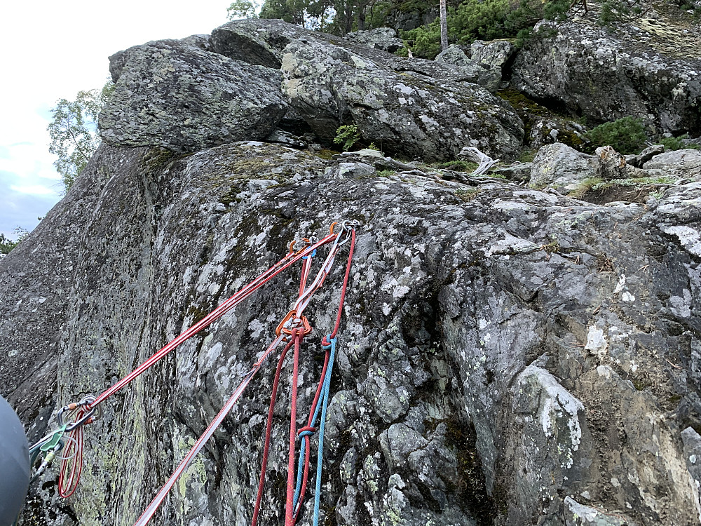 Nymontert rappellanker på toppen.